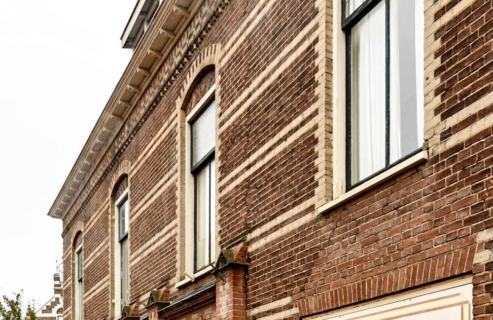 Voorgevel met reclamebord 2016