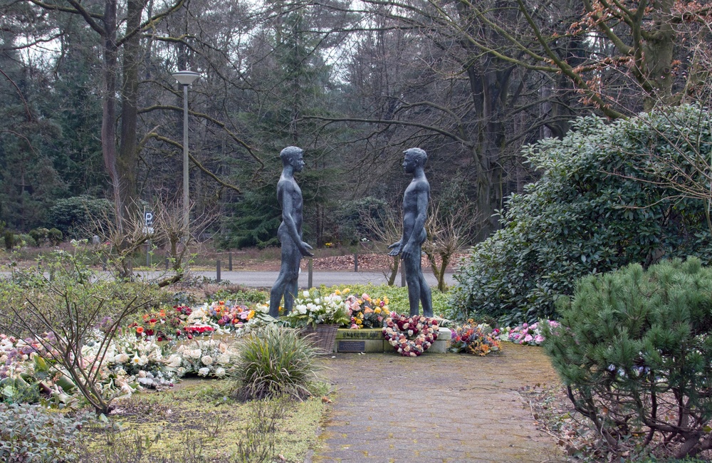 Beelden met bloemen Crematorium Dieren - 2016