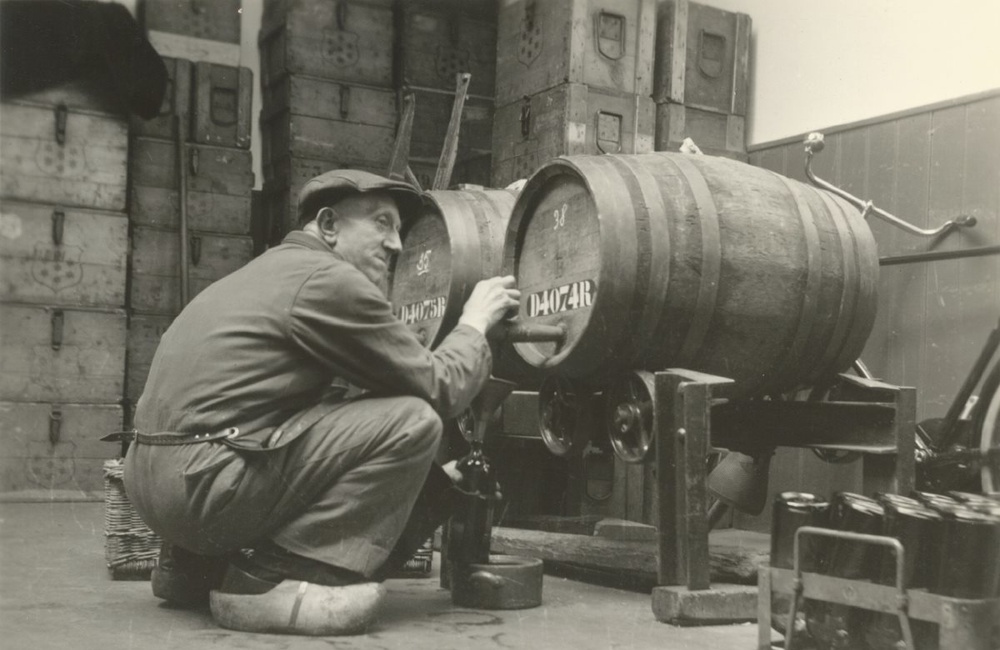 Sevenstern, Theo Dammers sr neemt proefmonsters - 1951