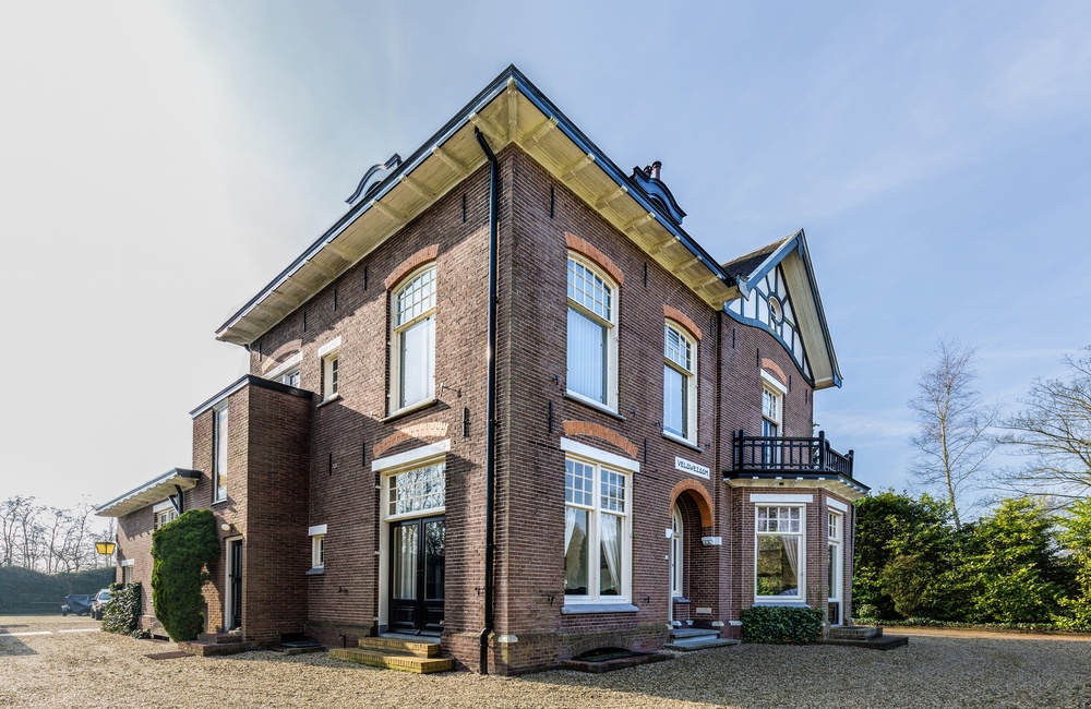 Linker zij en voorgevel Villa  - 2016