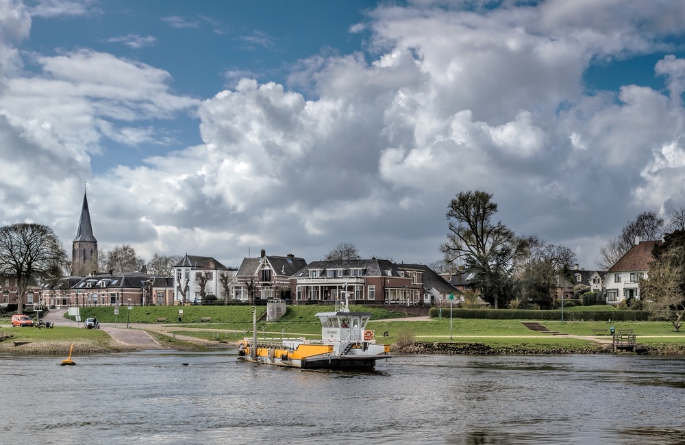 Veerstoep, veerpont komt aan in Dieren - 2016