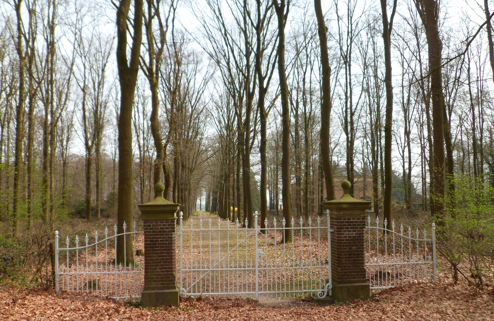 Binnenste toegangshek ten noorden kasteel