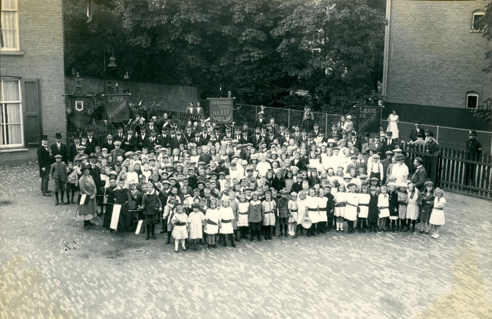 Oranjevereniging Velp bij school 1923
