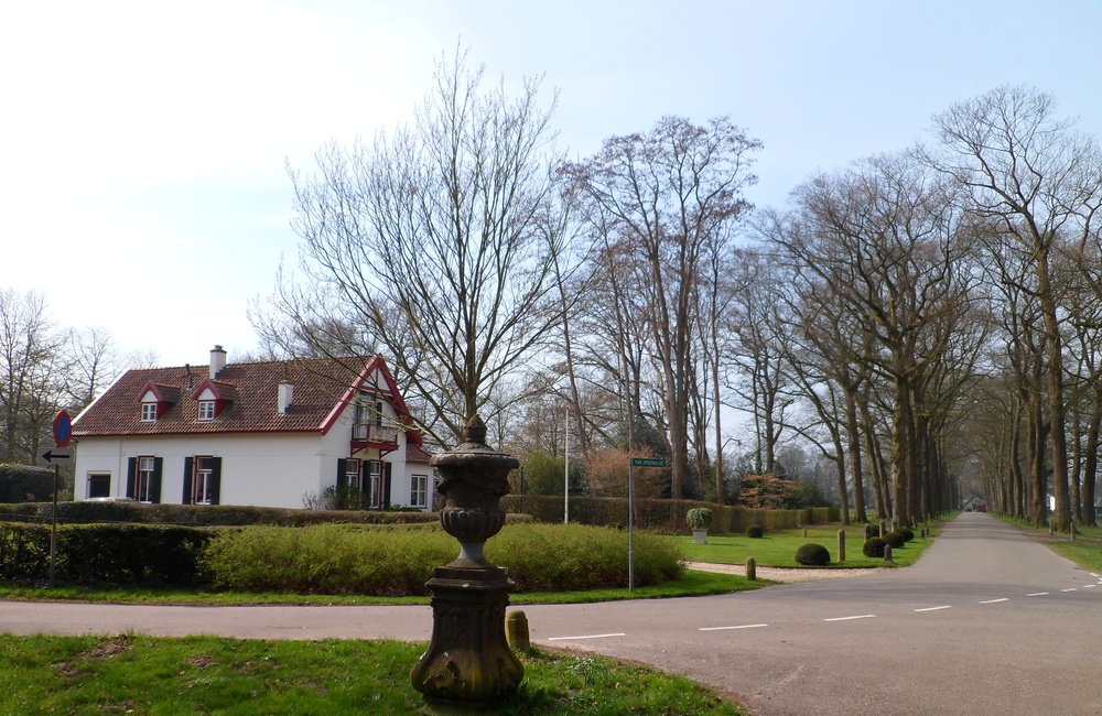Rentmeesterswoning; rechts Van Spaenallee