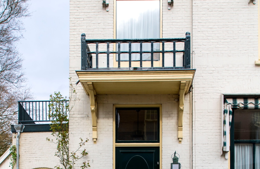 Ingang met balkon - 2016