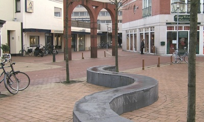 De Overtuin met poorten en bank