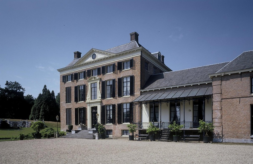 Overzicht van de oostgevel van het hoofdgebouw (2000)