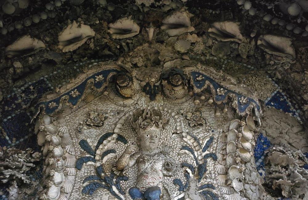 Kasteel Rosendael: Detail van de schelpengalerij in het park