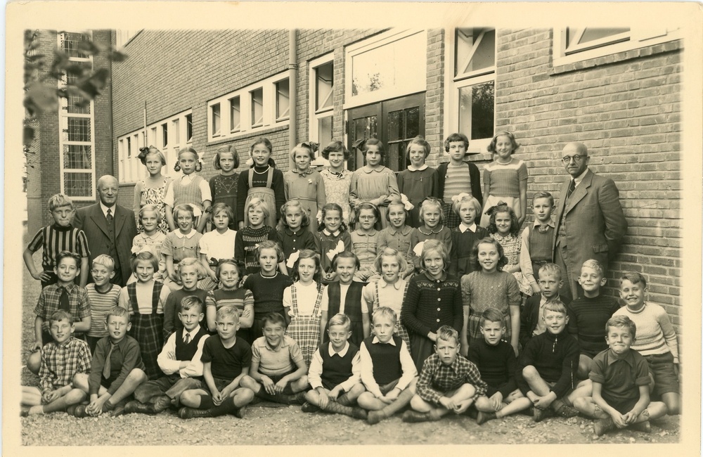 Klas 4, 1951-1952, rechts meester Oostenbrink