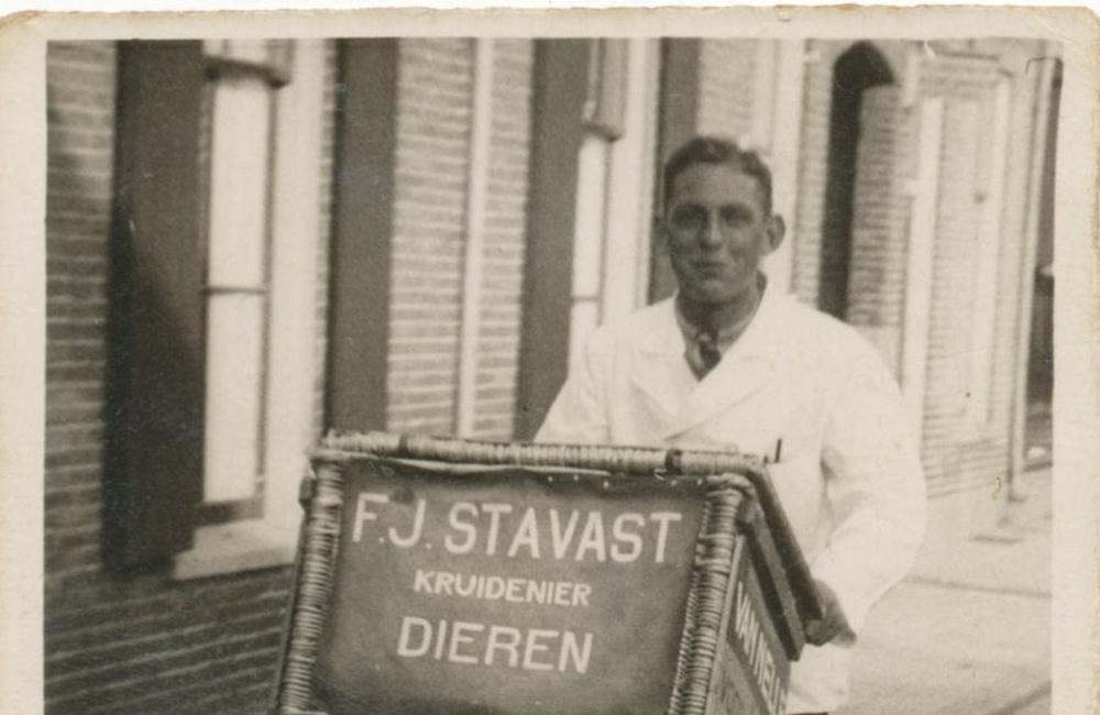 Jan Stavast brengt bestellingen rond - 1938