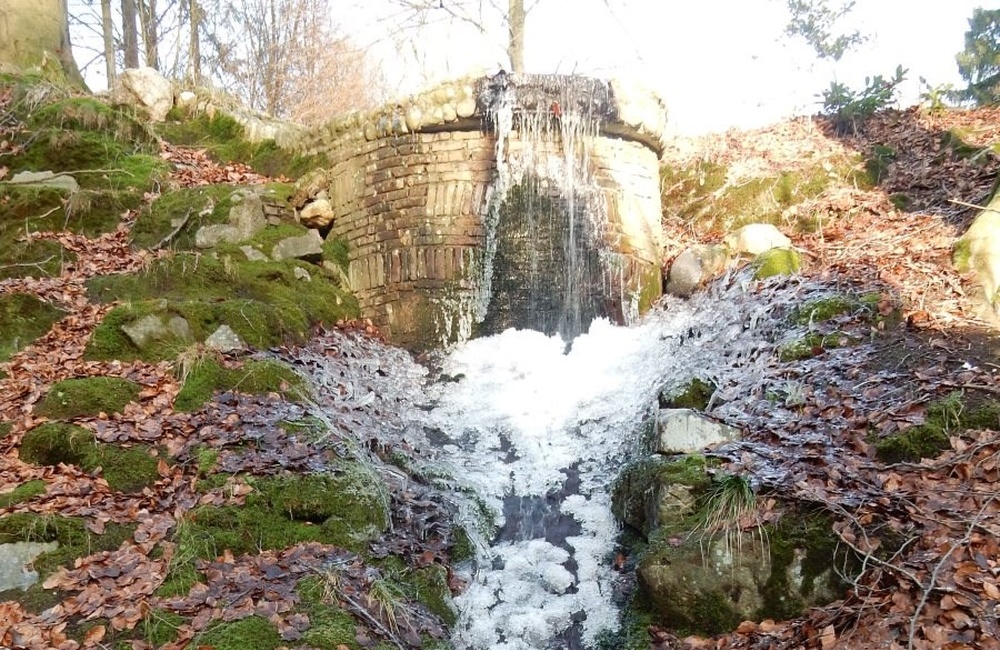 Waterval als uitlaat van een dichtgeslibde vijver