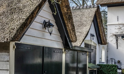 Schuren bij woonhuis