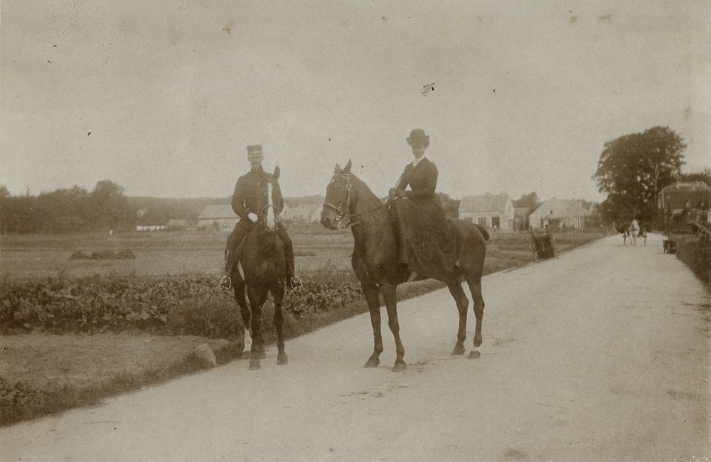 Ruiters op de toen nog onbebouwde Hogeweg