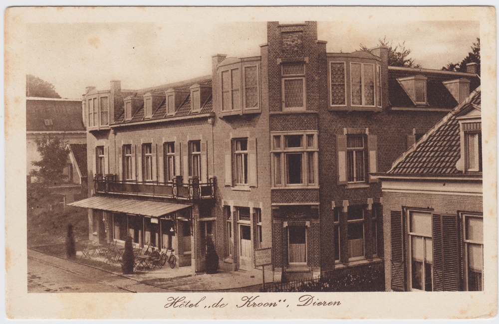 Hotel-Restaurant De Kroon met luifel en terras - 1920 - 1930.