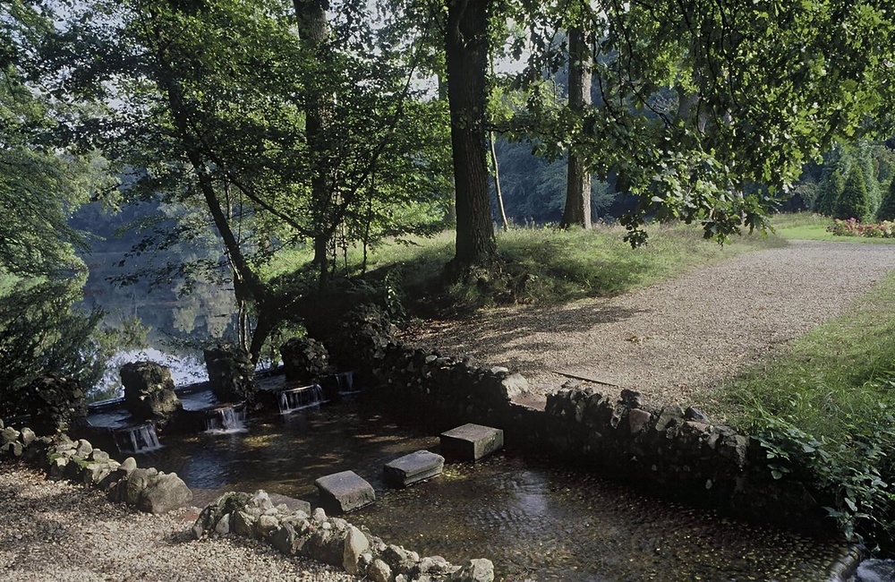 Kasteel Rosendeal: Overzicht van cascade in het park met stapstenen (2000)