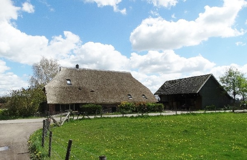 Foto zijkant boerderij en kapschuur