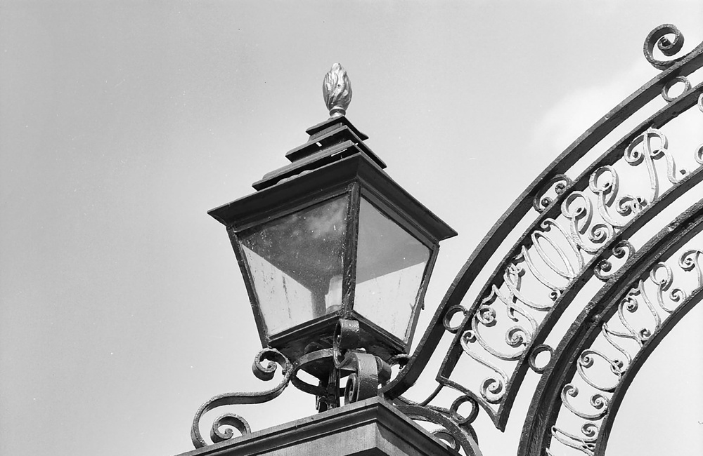 Bekroning van toegangshek Schweer bey der Beckestichting, Harderwijkerweg 66-136 (1986)