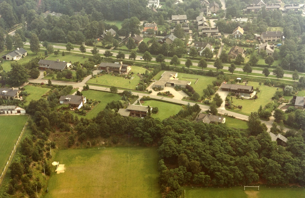 Kapellenberglaan met villa"s aan weerszijden