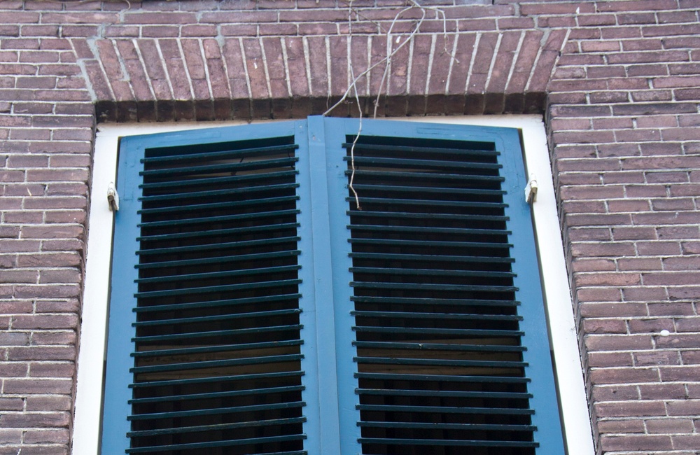Detail raam met persiennes voormalige Apotheek - 2016