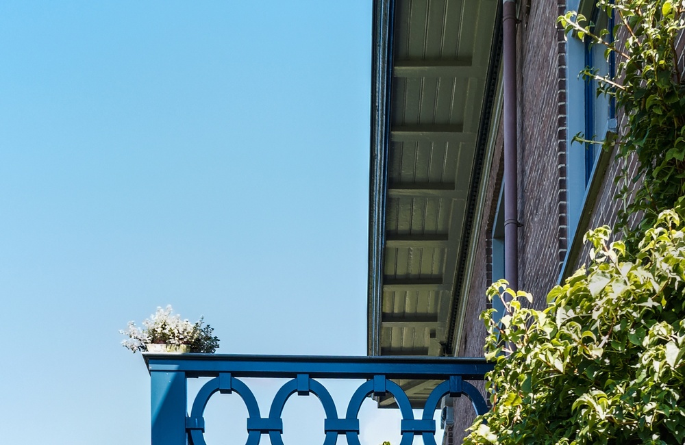 Erker met balkon met houten hek - 2016