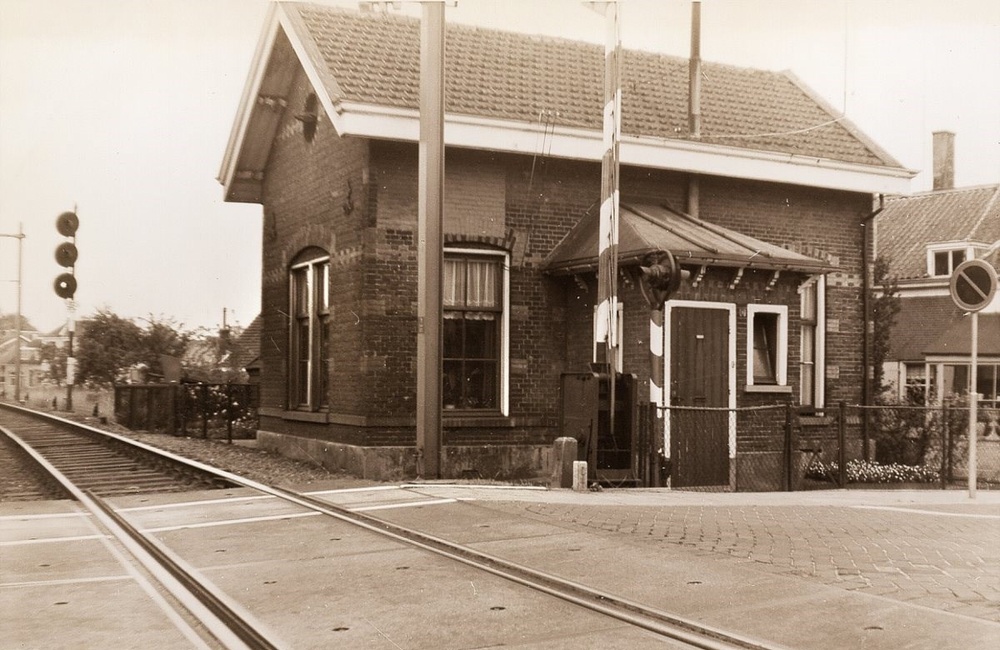 Spoorhuisje aan de Emmastraat