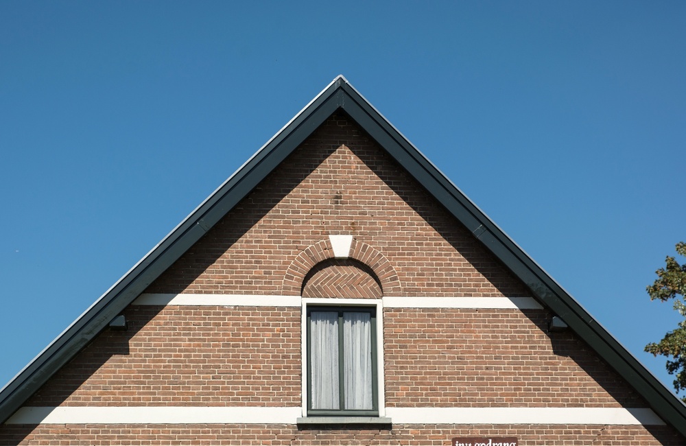 Zolderraam met rondboog gedecoreerd met metselmozaiek - 2016