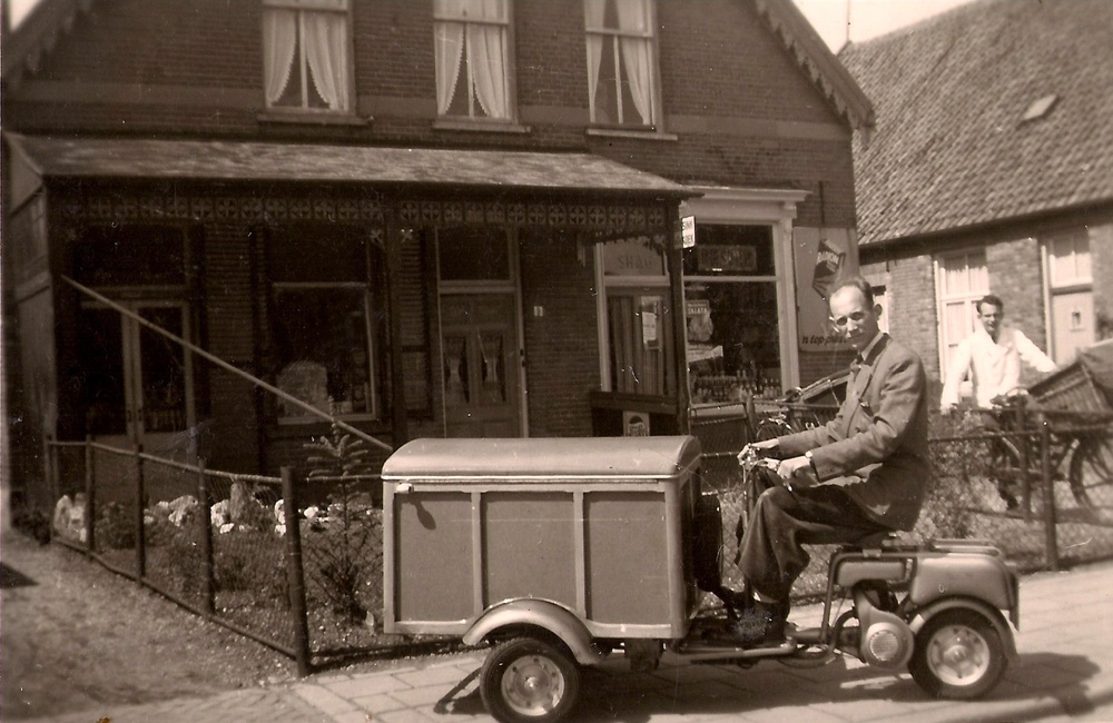 In 1952 werd de bezorgbienst uitgebreid met een motorfiets met bak.