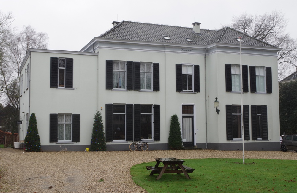 Woonhuis met oprit ca 2000