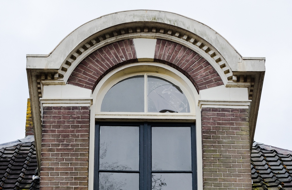Dakkapel voorzien van halfronde sierlijst en witgepleisterde sluitsteen- 2016