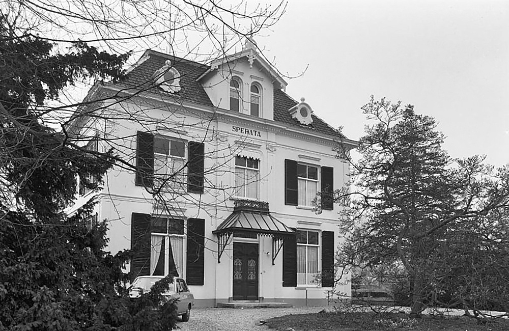 Voorgevel Villa Sperata met oprit (1974)