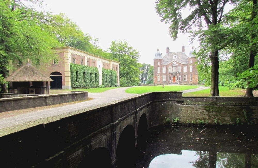 Voorplein met met keermuren en bruggen (2012)