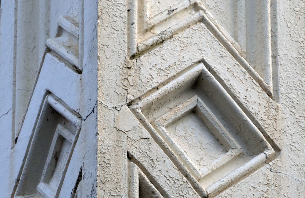 Gepleisterde pilasters met ruitvormige motieven 2016