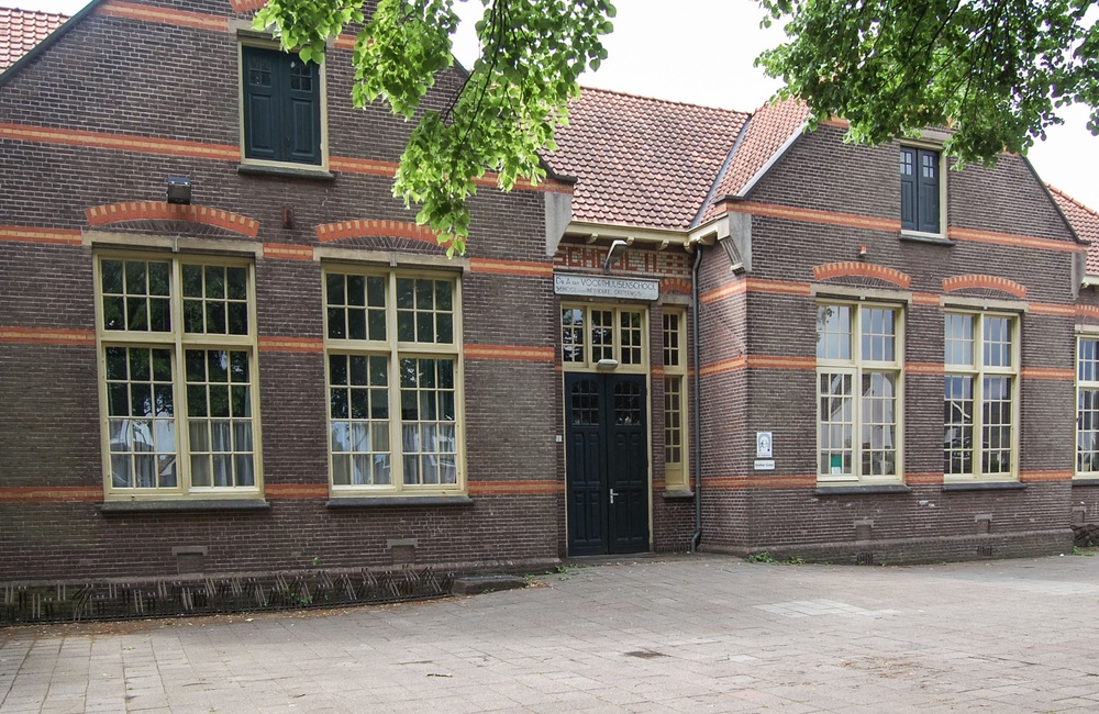 Voorzijde school II