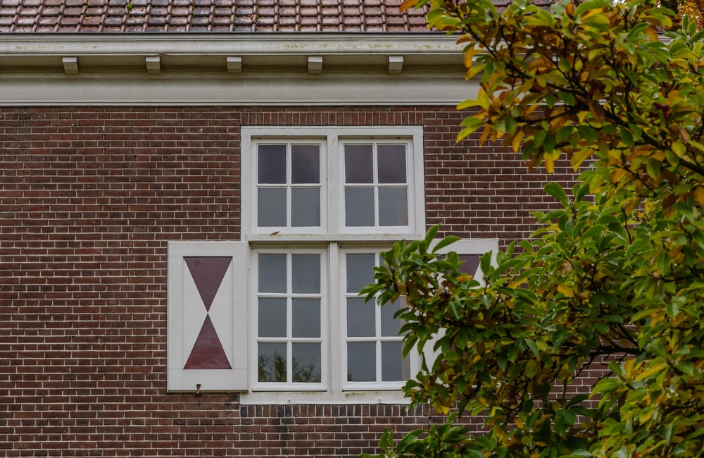 Detail raam met luiken
