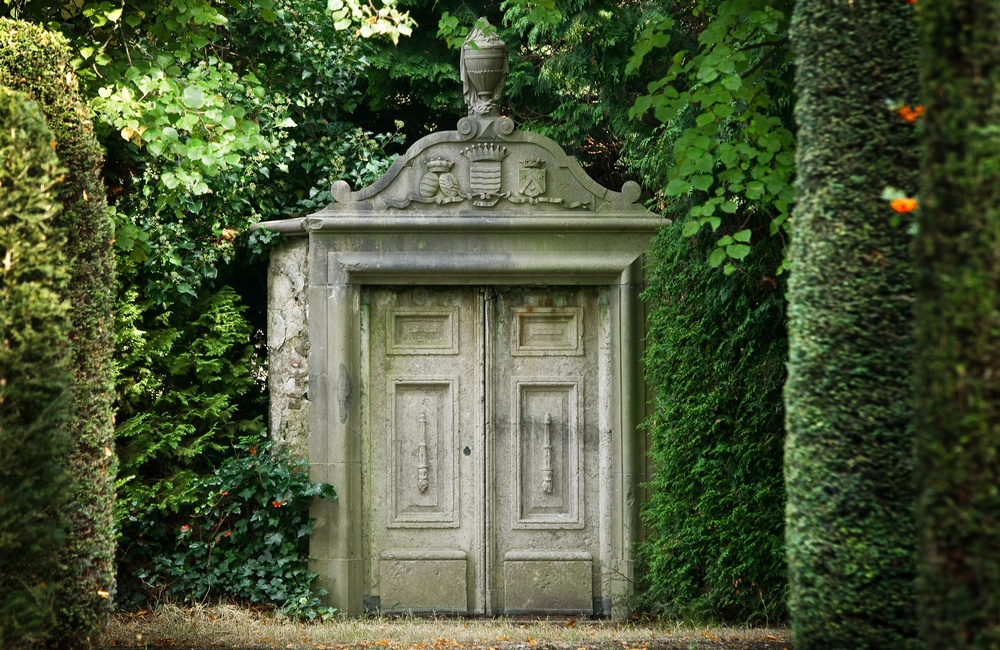 Stenen toegang tot familiegraf op de begraafplaats aan de Reinaldstraat (2011)