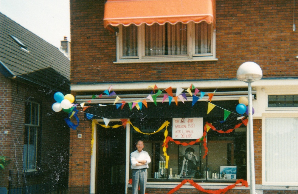 Kapper Ben Leeman bij sluiting van de zaak in 1997
