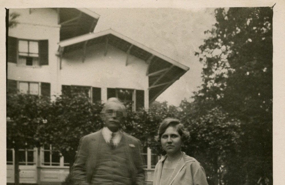 Abraham en Nelly Kraijesteijn bij het hotel