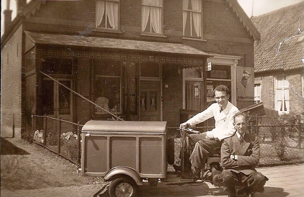 In 1952 schafte Van der Bijl voor de bestellingen een moderne motorbakfiets aan, naast de reeds aan