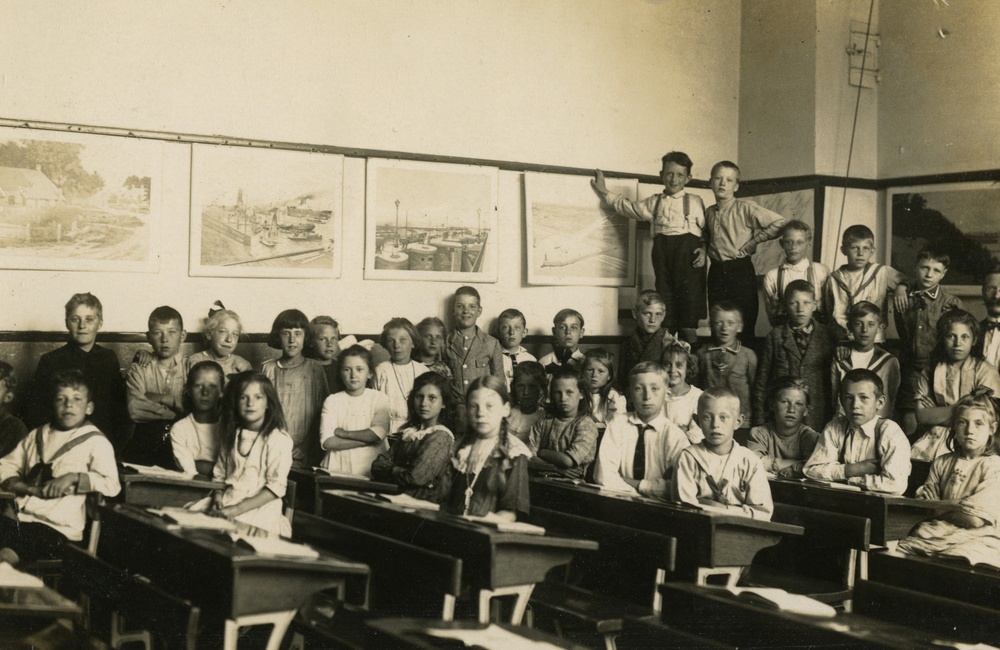 Klas School III met meester Van Dijk 1926-1928