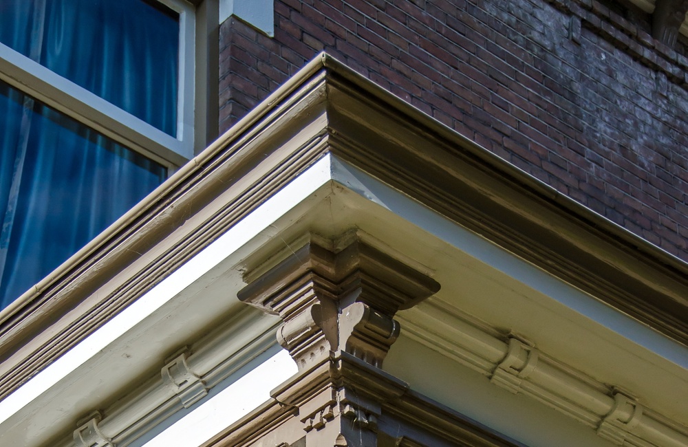 Detail glas-in-lood ramen en rijke versiering van het pand  - 2016