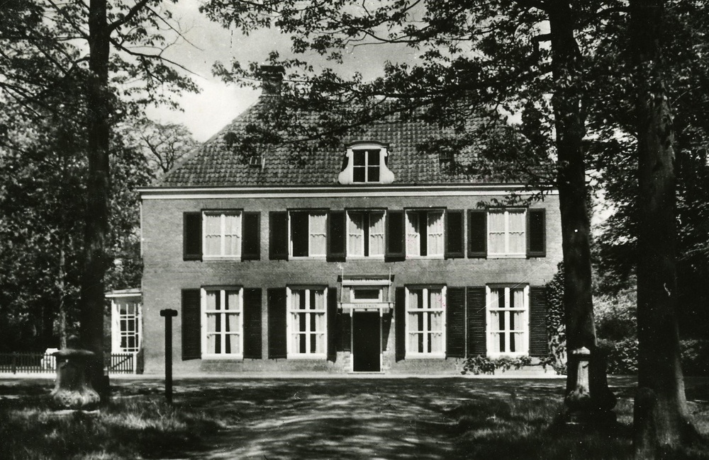 Hotel pension 1930-1940 vanaf oprijlaan
