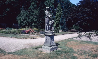 Beeld vrouwenfiguur