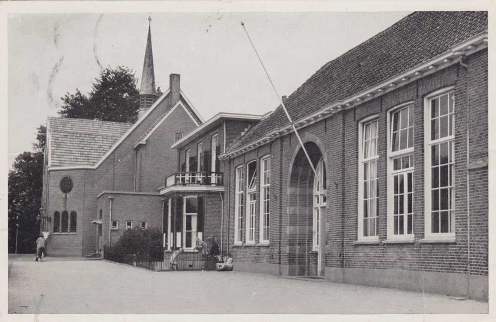 Chr. lagere school met links daarnaast het meestershuis en de kerk - 1958