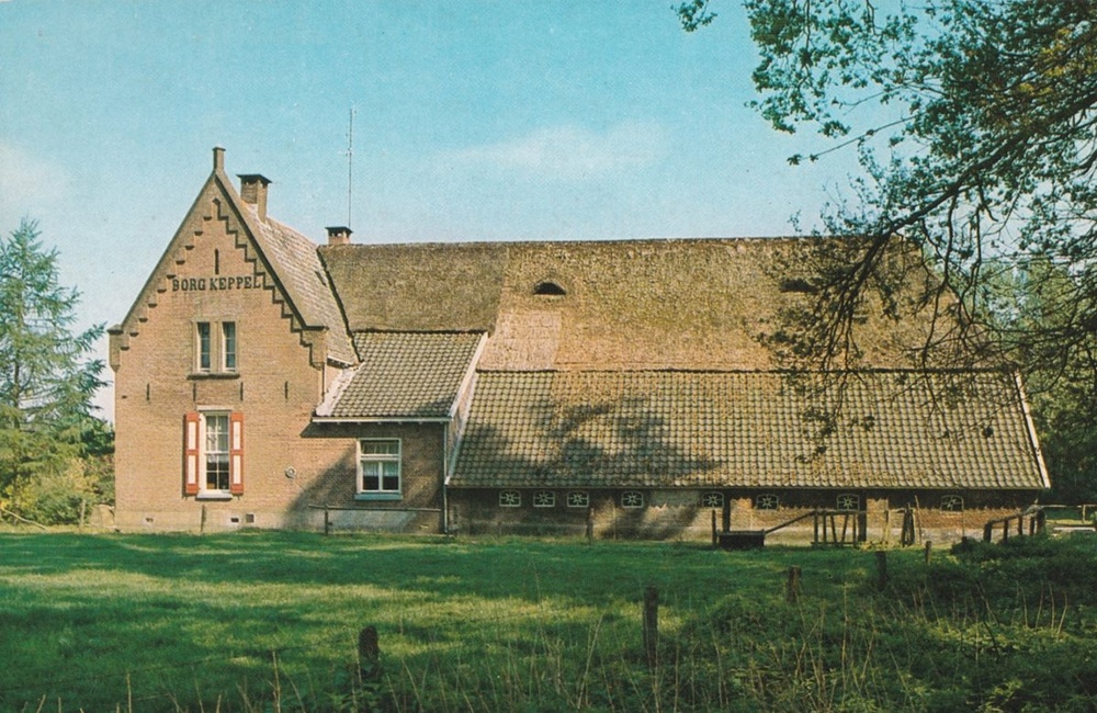 De Eikenstraat met boerderij Borgh Keppel - 1984