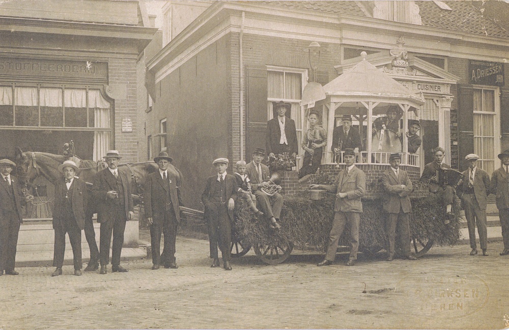 Oranjefeest met "muziektent" Dierense Harmonie voor bakkerij Bosman - 31 aug. 1923
