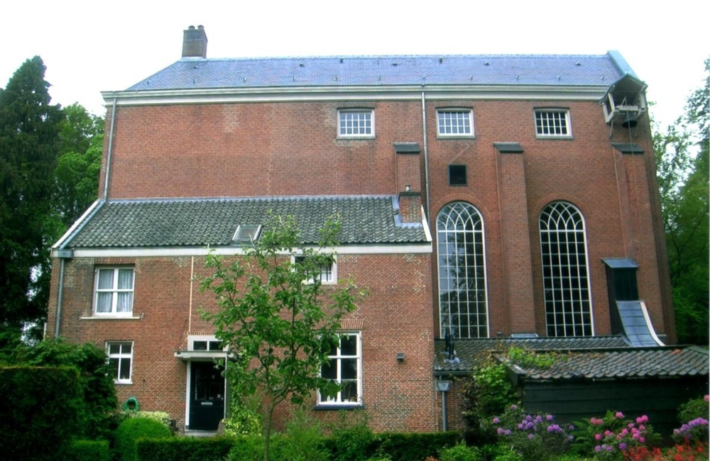Groen aan de oostzijde met jonge fruitbomen
