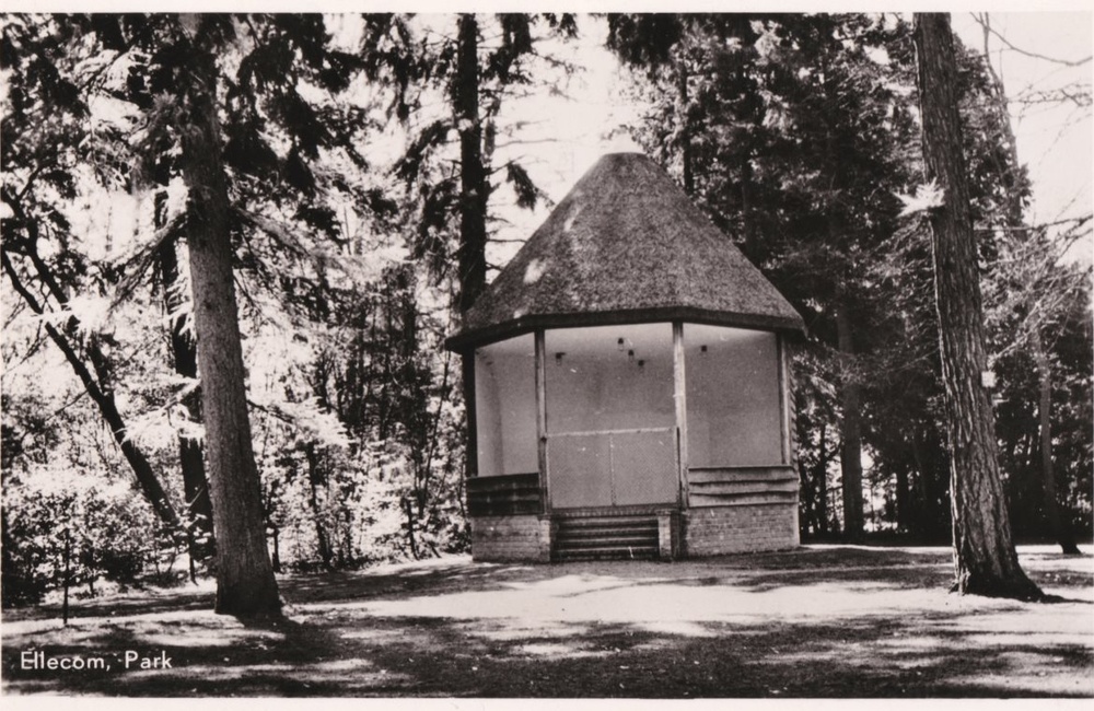 Muziektent op het dorpsplein - 1952