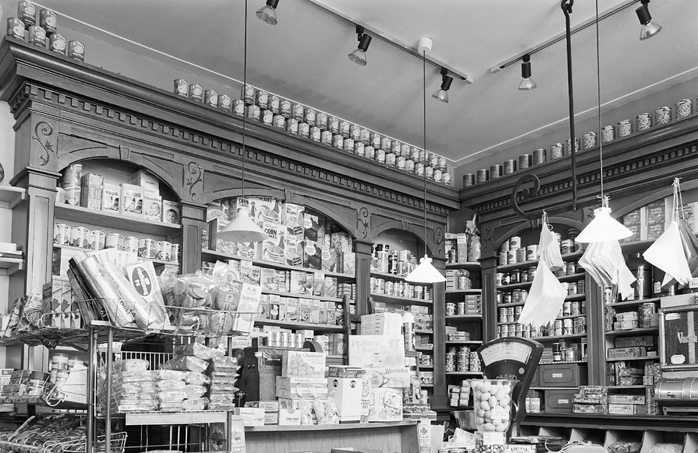 Interieur kruidenierswinkel Emmastraat 10-12 (1980)