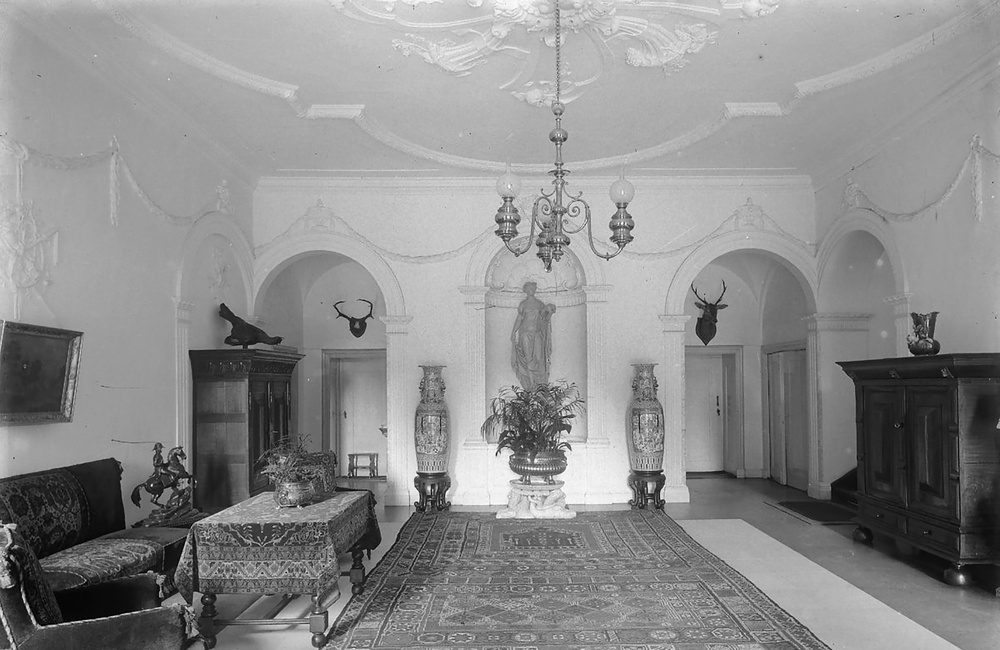 Interieur zaal met stucwerk (1917)