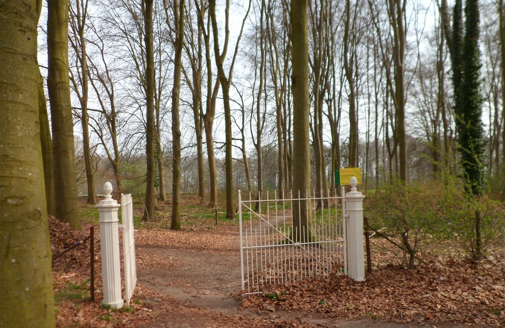 Buitenste toegangshek ten noorden kasteel